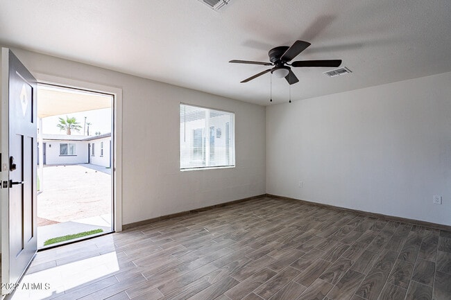 Building Photo - 37 E El Parque Dr