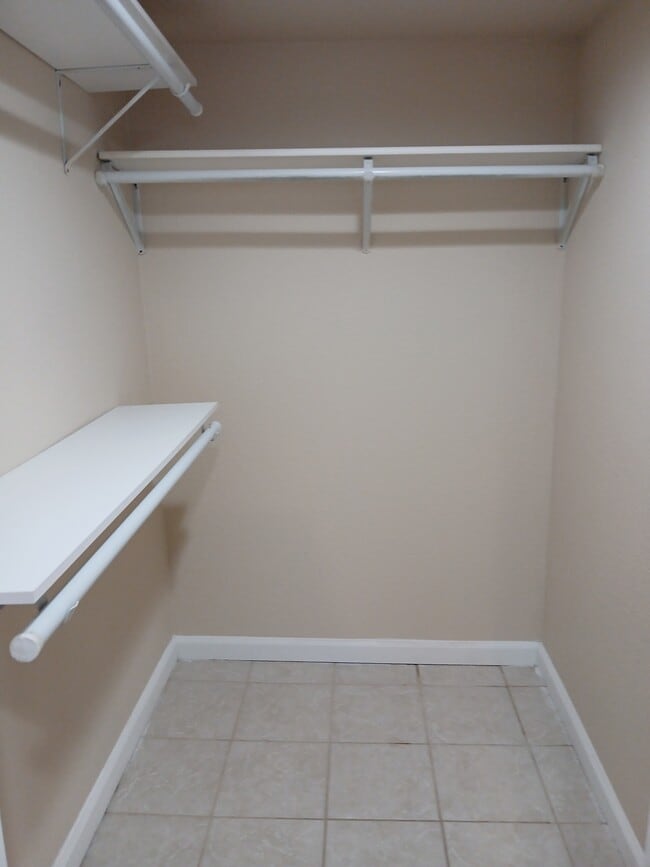 Building Photo - 513 S Ash St