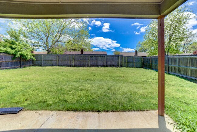 Building Photo - 3 Bed | Bath in Broken Arrow!