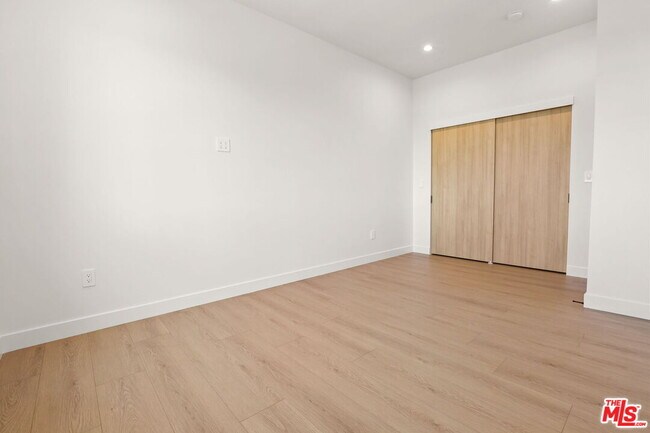 Building Photo - 2135 S Longwood Ave
