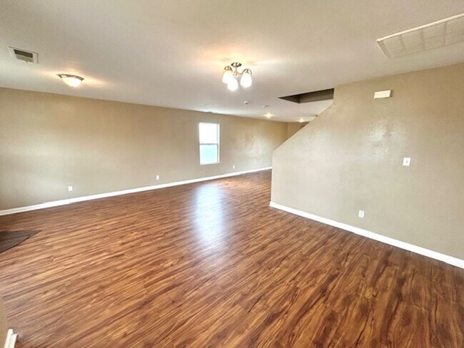 Building Photo - Move In Ready!-Charming 3 -bedroom Home with a move in special-$300 off first month's rent.