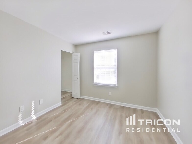 Building Photo - 2536 Bayview Dr