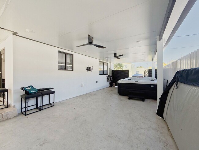 Building Photo - 927 SW 18th Ave