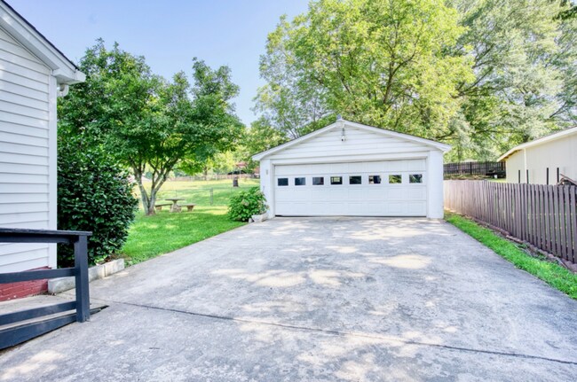 Building Photo - 8 Westbrook Dr
