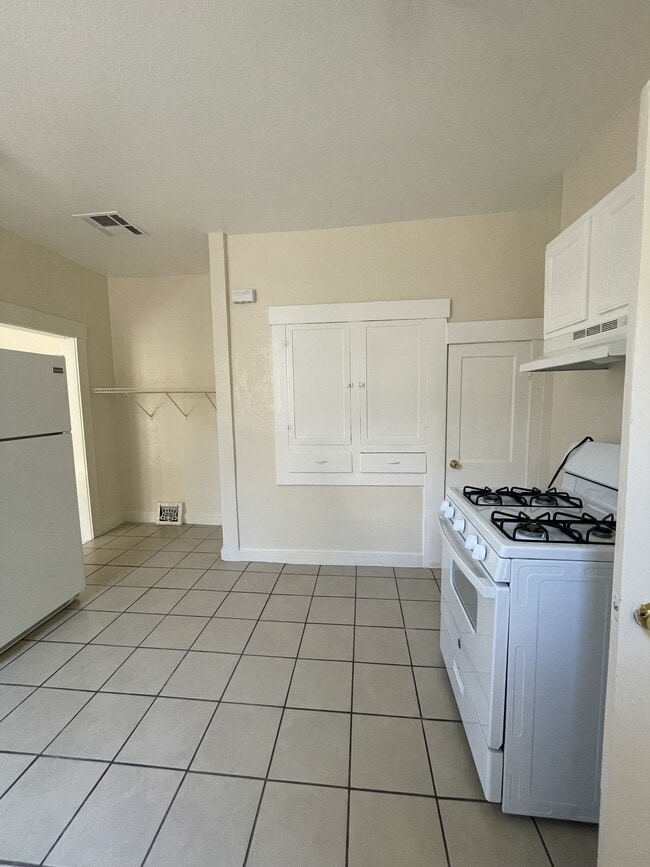 Building Photo - 1518 Lawton Dr