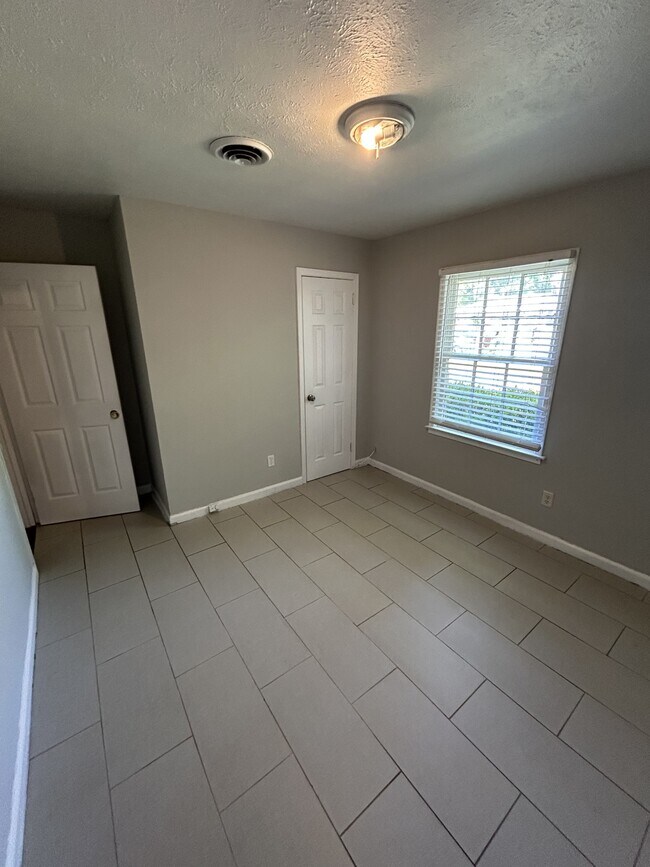 Building Photo - 5125 E Linda Cir