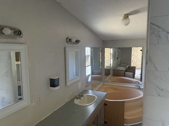 Building Photo - 16321 Lone Star Ranch Dr