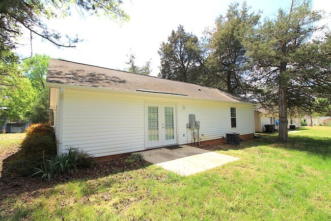 Building Photo - 3 Bedroom Home in Monroe!