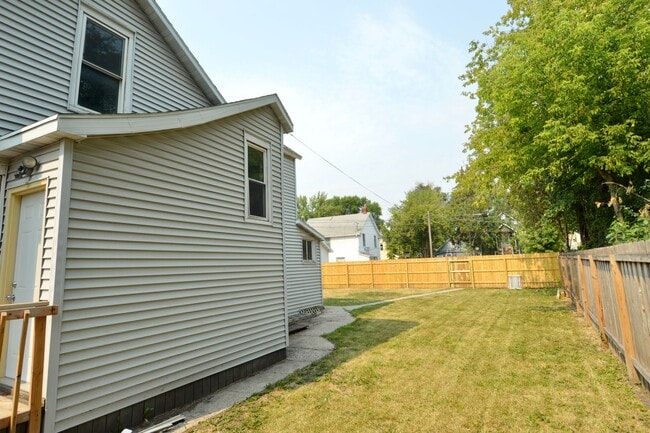 Building Photo - Updated 5 Bedroom House for Rent Near Downtown!