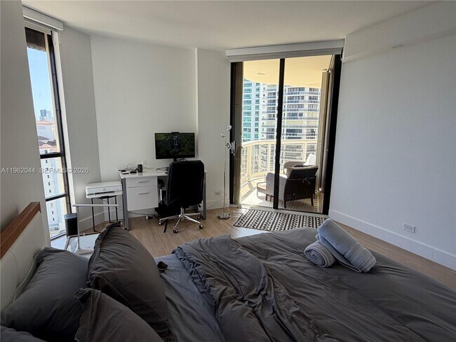 Building Photo - 20191 E Country Club Dr