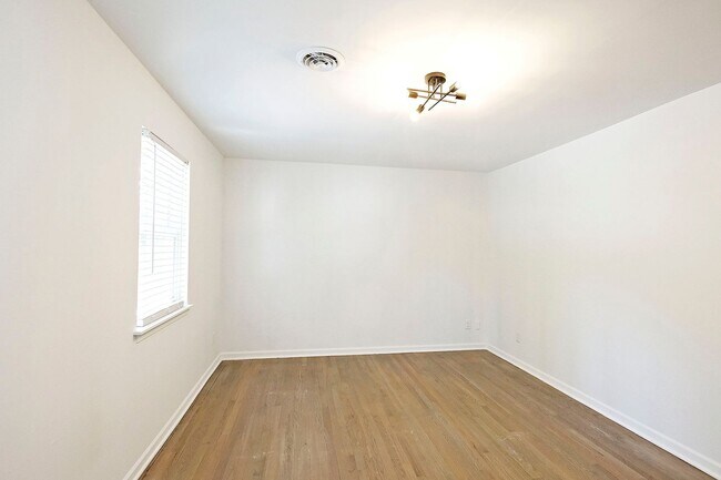 Building Photo - Pet-Friendly Duplex With Fenced Yard – Move-In Ready!