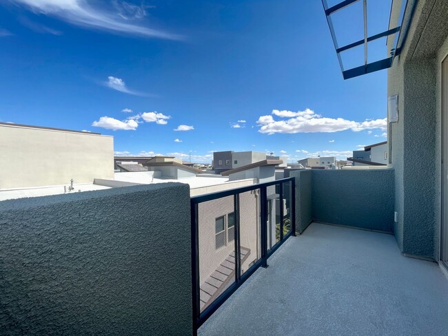 Building Photo - This spectacular 3-bed condo located acros...