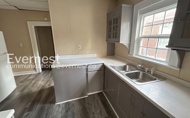 Building Photo - 3 Bed, 1 Bath Home with Fenced Yard / Pet-Friendly / Available Now!