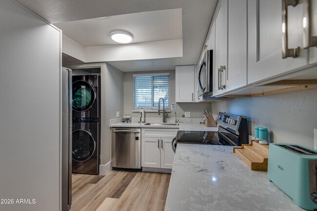 Building Photo - 4150 E Cactus Rd