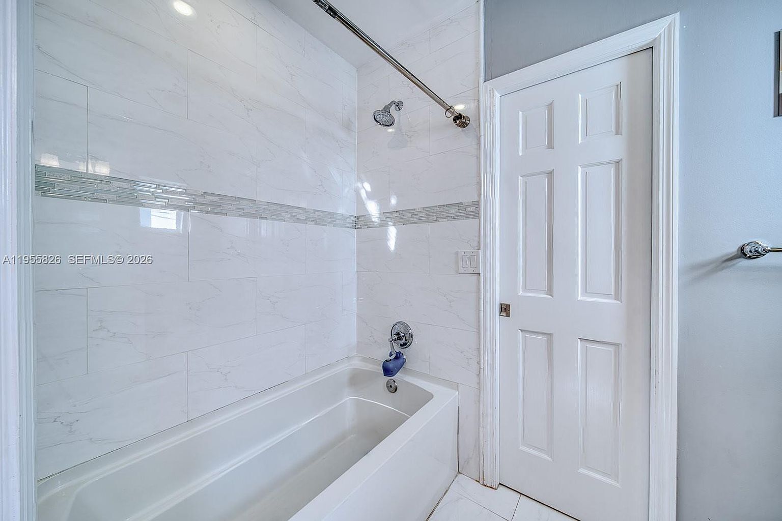 Building Photo - 3227 Riviera Dr