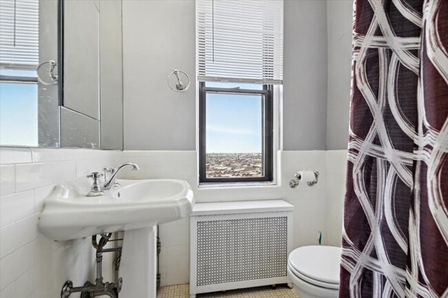 Building Photo - 2000 N Lincoln Park W