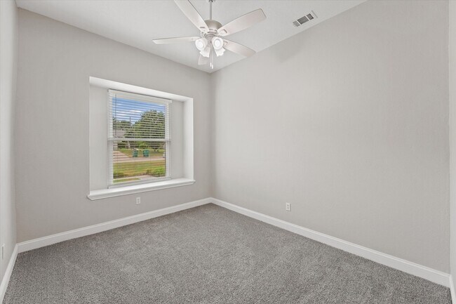 Building Photo - 670 Honeysuckle Ln