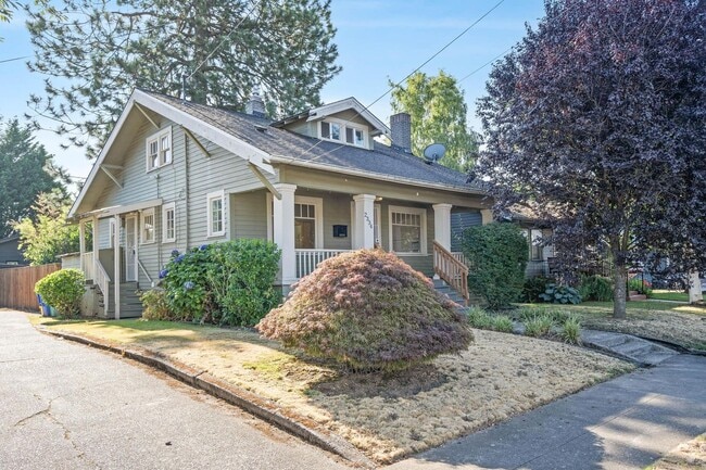 Building Photo - Cute 3-bdrm/2-bath vintage home—Nice fence...