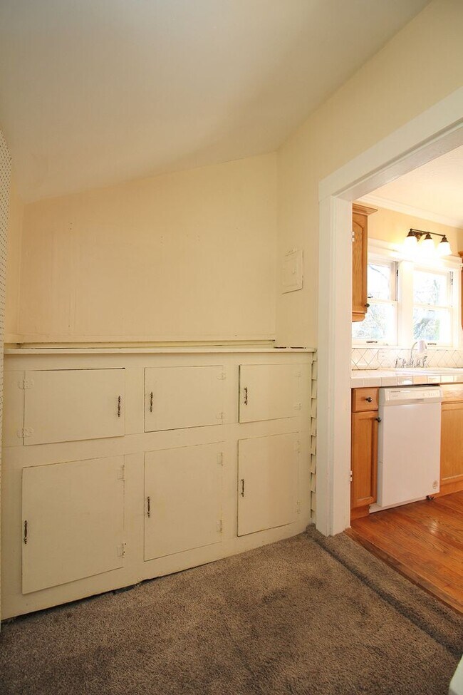 Building Photo - Adorable 2++ Bedroom, 2 Bath Brooklyn Bungalow - steps to MAX line