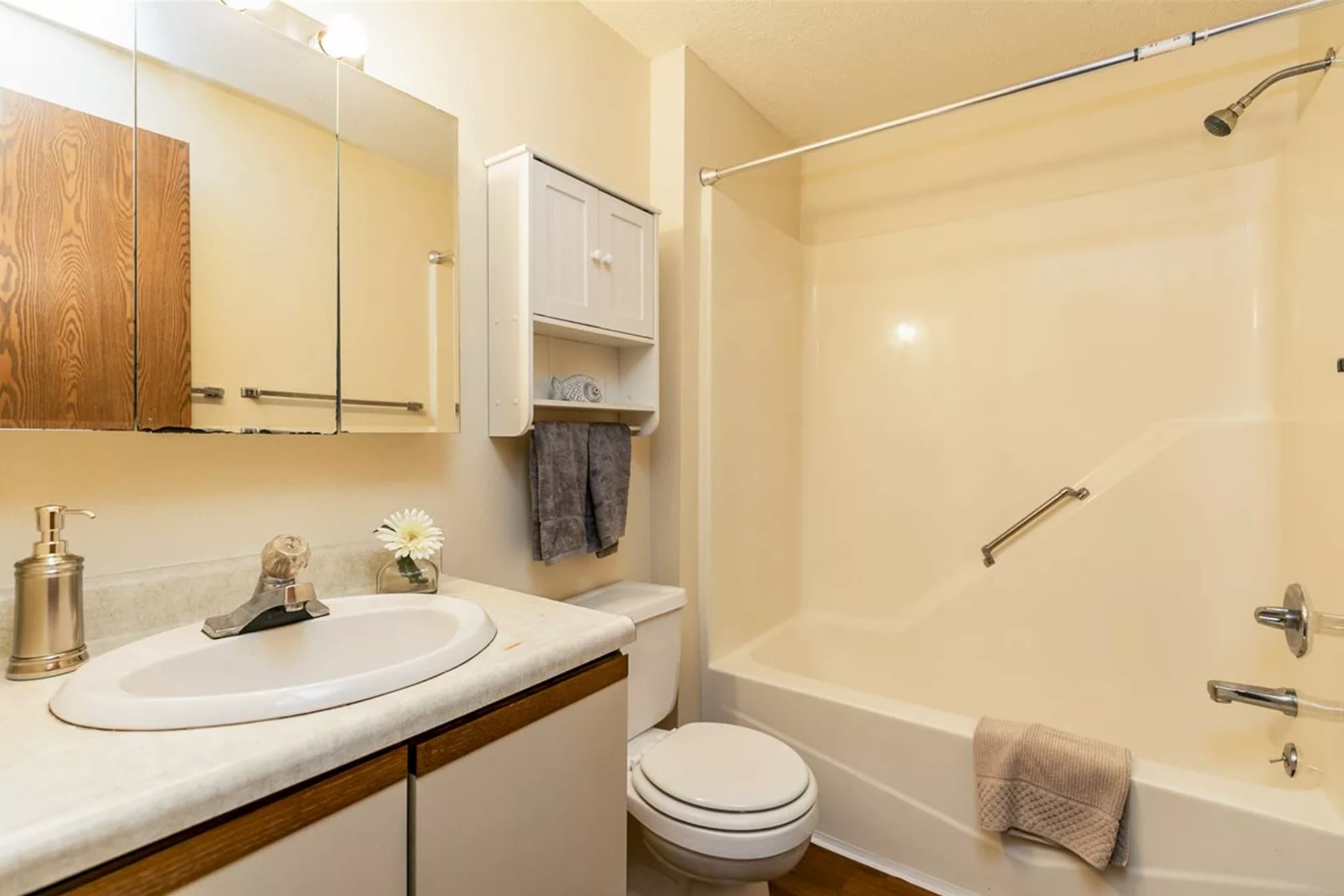 Images reflect a comparable unit with similar layout and finishes - 912 Benton Dr