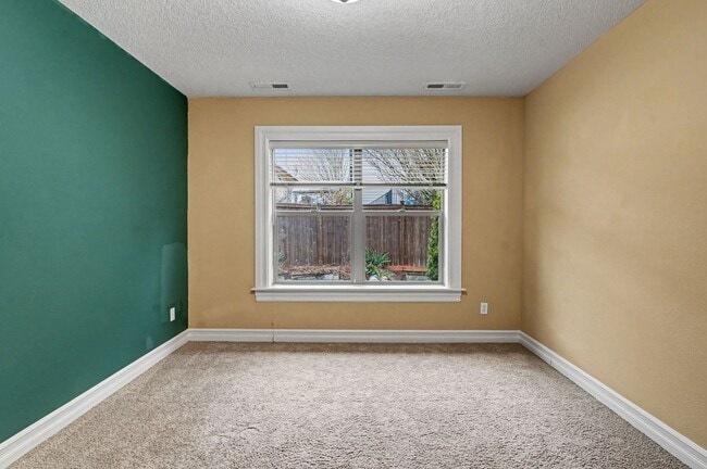 Building Photo - 4 bed, 2.5 bath Two-Story Home in West Salem