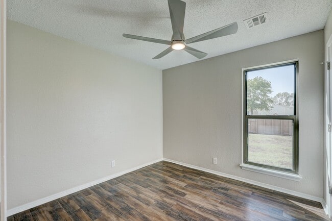 Building Photo - Home Like Living at Apartment Prices