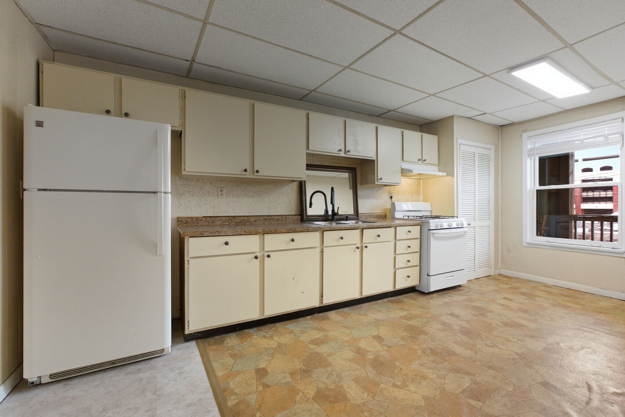 Building Photo - 117 W 1st St