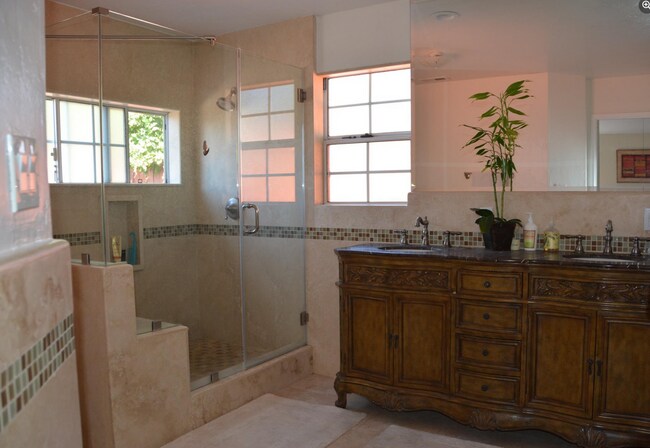 Building Photo - $500 Move-In Special! | Bright 3-Bed+2bath Home in a Great Woodland Hills Neighborhood