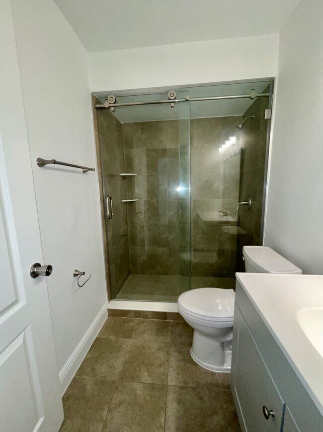 Building Photo - Southern Oaks 2 / 2 with Office & Sun Room