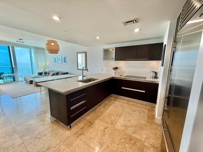 Building Photo - 17001 Collins Ave