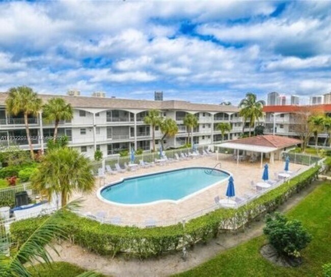 Building Photo - 501 Blue Heron Dr