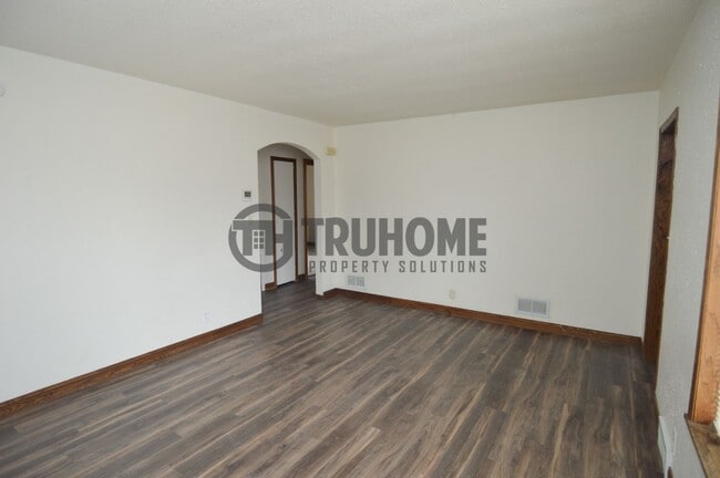 Building Photo - Spacious 5-Bedroom Home – Pet-Friendly and...