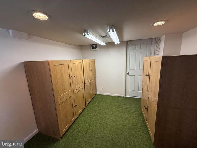 Building Photo - 240 Sweetbriar Cir