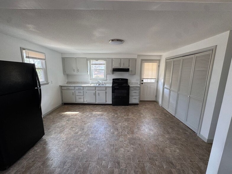 Building Photo - 45 N Lake Ave