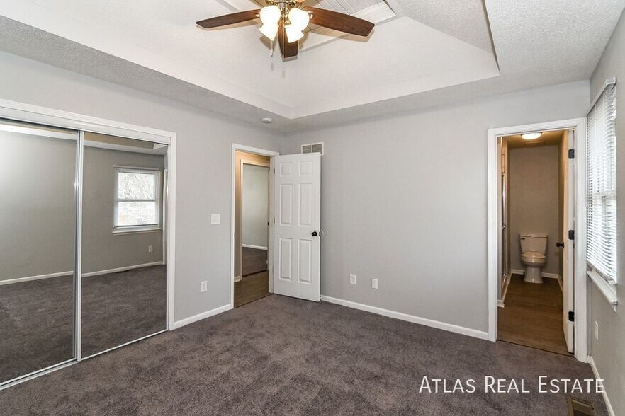 Building Photo - 710 S Park Dr