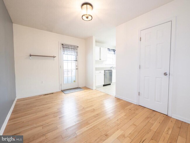 Building Photo - 173 Equestrian Dr
