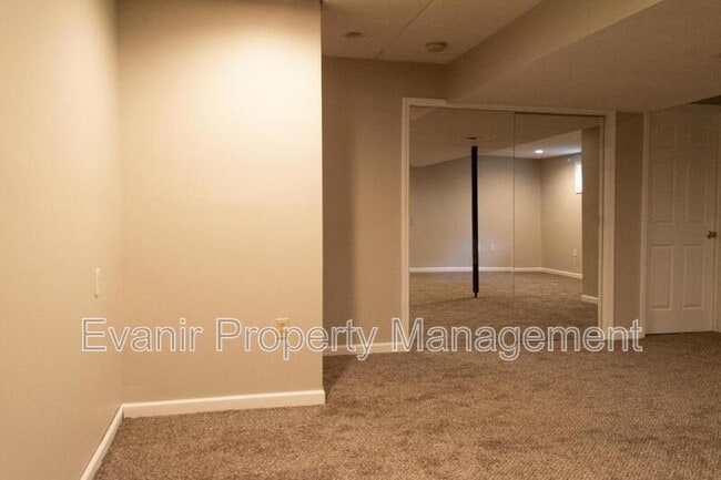 Building Photo - 1142 Deercreek Dr