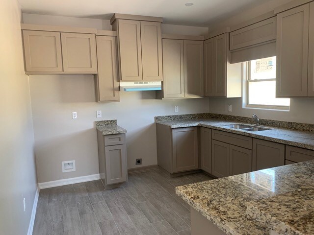 Kitchen - 2420 Florencia Ave