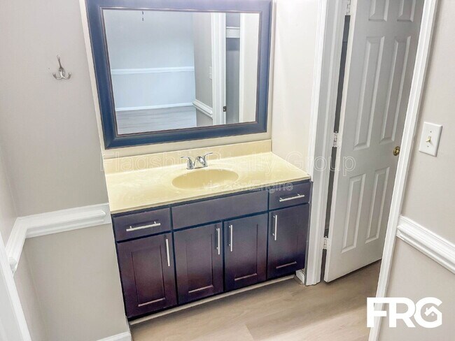 Building Photo - 2700 Thackery Rd