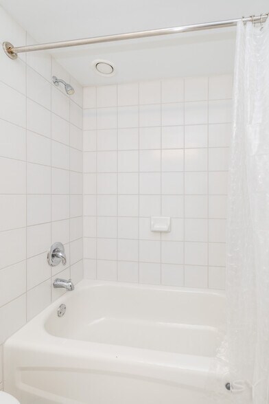 Building Photo - 345 N La Salle Dr