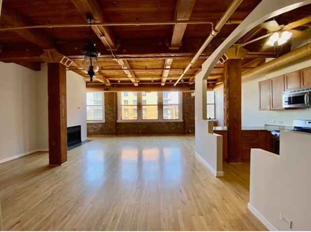 Building Photo - 913 W Van Buren St