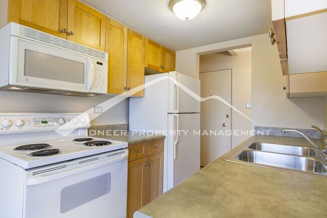 Building Photo - Cozy Condo with Assigned Parking Spot and Balcony