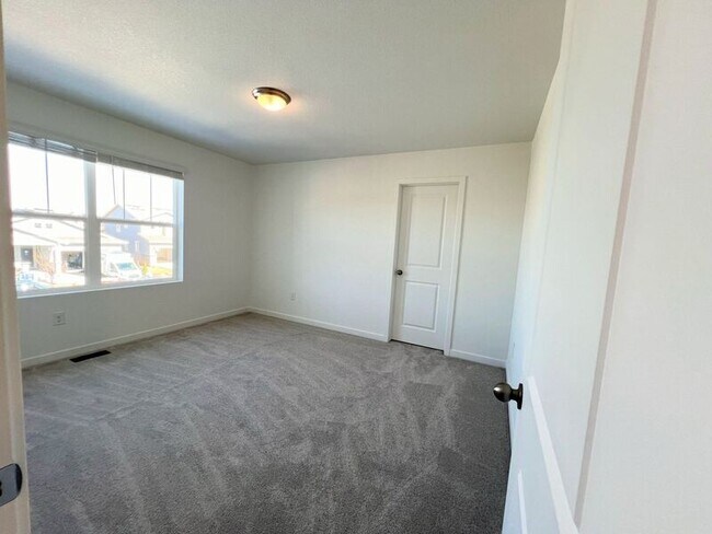 Building Photo - 690 Rob Roy Ct
