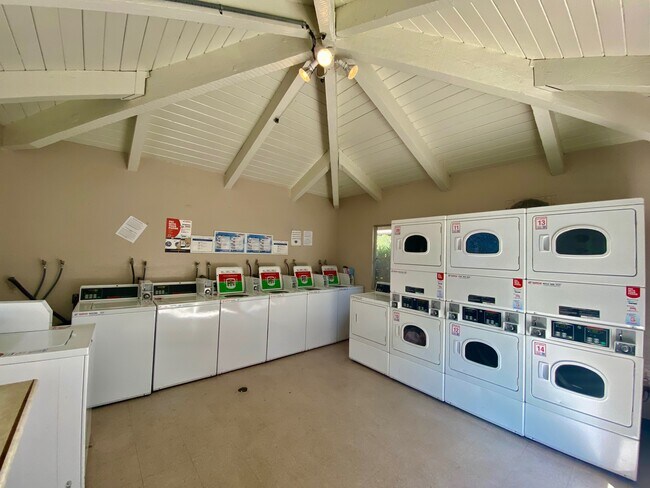 Building Photo - 2521 W Sunflower Ave