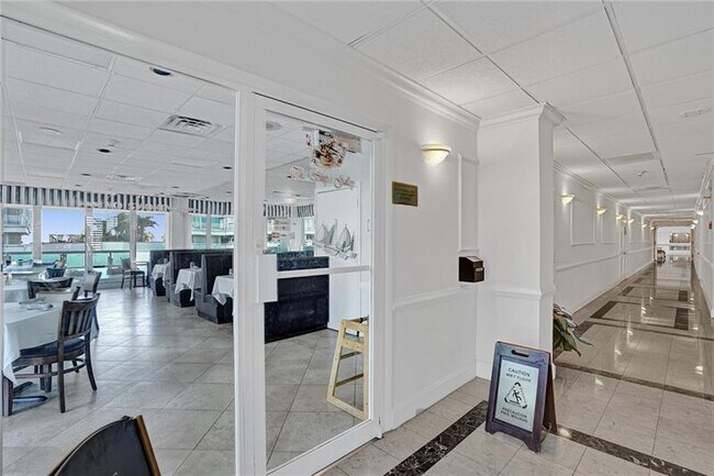 Building Photo - 2100 S Ocean Ln