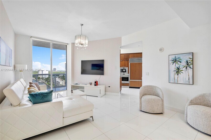 Building Photo - 15811 Collins Ave