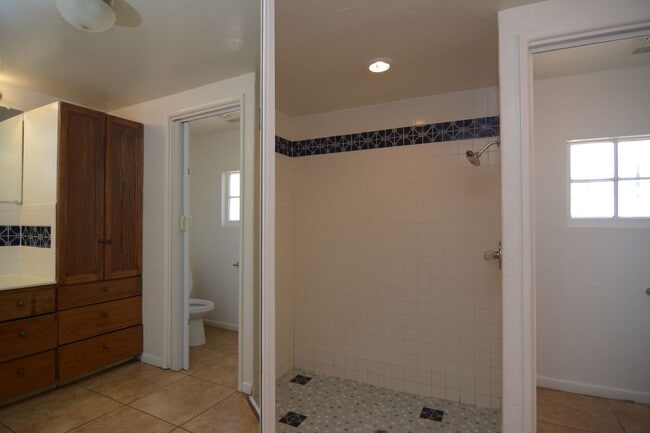 Building Photo - Huge 4 Bedroom 2  Bath! Close to the University!