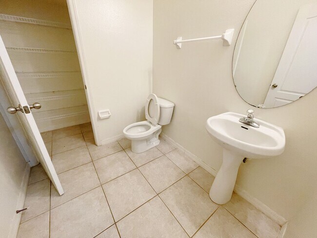 Building Photo - Great 3bed/2.5bath Rental Opportunity in T...