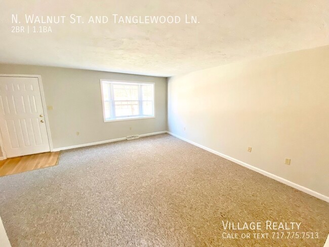 Building Photo - Spacious END-UNIT 3-BR Townhome in Dallast...