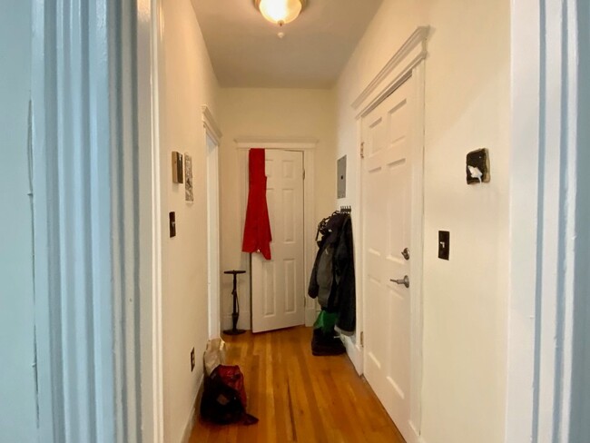 Building Photo - Nicely maintained, inexpensive studio in a...